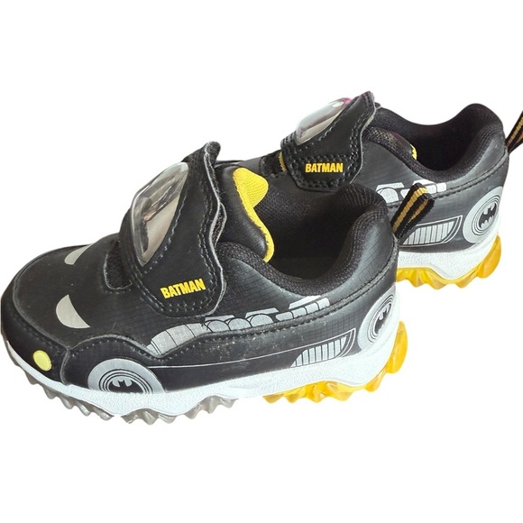 DC Comics Batman Light-Up Sneakers Toddler Size 6 Black Yellow Batmobile Shoes - Picture 5 of 10